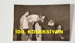 SODEP GENEL BAŞKANLIĞI, MALATYA BELEDİYE BAŞLANLIĞI, TEKİRDAĞ ve GAZİANTEP VALİLİĞİ YAPMIŞ OLAN CEZMİ KARTAY'IN ORİJİNAL 4'LÜ FOTOĞRAF SETİ - 14 x 9 cm EBADINDA - CEZMİ KARTAY, TEKİRDAĞ VALİSİ OLDUĞU DÖNEMDE DÜZENLENEN BÜYÜK ATATÜRK KOŞULARINDA DERECE YAPAN ÖĞRENCİLERE MADALYALARINI TAKARKEN ÇEKİLMİŞ 4 FARKLI KARE