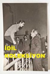 SODEP GENEL BAŞKANLIĞI, MALATYA BELEDİYE BAŞLANLIĞI, TEKİRDAĞ ve GAZİANTEP VALİLİĞİ YAPMIŞ OLAN CEZMİ KARTAY'IN ORİJİNAL 4'LÜ FOTOĞRAF SETİ - 14 x 9 cm EBADINDA - CEZMİ KARTAY, TEKİRDAĞ VALİSİ OLDUĞU DÖNEMDE DÜZENLENEN BÜYÜK ATATÜRK KOŞULARINDA DERECE YAPAN ÖĞRENCİLERE MADALYALARINI TAKARKEN ÇEKİLMİŞ 4 FARKLI KARE