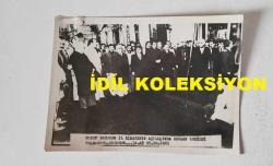 SODEP GENEL BAŞKANLIĞI, MALATYA BELEDİYE BAŞLANLIĞI, TEKİRDAĞ ve GAZİANTEP VALİLİĞİ YAPMIŞ OLAN CEZMİ KARTAY'IN ORİJİNAL 2'Lİ AJANS-BASIN FOTOĞRAF SETİ - 14 x 10 cm ve 8 x 6 cm EBADINDA - CEZMİ KARTAY, SODEP ERZURUM İL BİNASI AÇILIŞINDAYKEN ÇEKİLMİŞ 2 FARKLI KARE, EKİM 1983