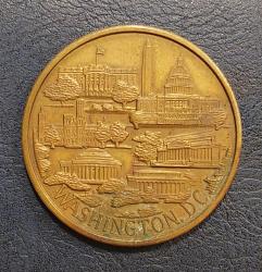 ABD, Washington DC Anıtları Temalı Hatıra Madalyon. Mükemmel Tasarımı, Etkileyici Detaylı Kabartmalı Üretimiyle Koleksiyonluk Bir Üründür. Ön Yüz; Washington Anıtı, Thomas Jefferson Anıtı, Lincoln Anıtı, Washington Ulusal Katedrali, Washington Ulusal Sanat Galerisi, Beyaz Saray ve Kongre Binası'nın Tasvirleri Yer Alır. Arka Yüz: Amerika Birleşik Devletleri'nin Büyük (Başkanlık) Mührü. (Kartal Simgesi) 1940-1950'ler. Bakır-Bronz. Nadir. Çok İyi Durumda. (25,55 gr/38 mm)