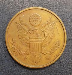 ABD, Washington DC Anıtları Temalı Hatıra Madalyon. Mükemmel Tasarımı, Etkileyici Detaylı Kabartmalı Üretimiyle Koleksiyonluk Bir Üründür. Ön Yüz; Washington Anıtı, Thomas Jefferson Anıtı, Lincoln Anıtı, Washington Ulusal Katedrali, Washington Ulusal Sanat Galerisi, Beyaz Saray ve Kongre Binası'nın Tasvirleri Yer Alır. Arka Yüz: Amerika Birleşik Devletleri'nin Büyük (Başkanlık) Mührü. (Kartal Simgesi) 1940-1950'ler. Bakır-Bronz. Nadir. Çok İyi Durumda. (25,55 gr/38 mm)