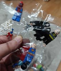 Lego benzeri uyumlu sıfır paketli süper kahraman lar mini figür oyuncak ve aksesuar set. Spiderman Superman Batman. Koleksiyon dekor tasarım hediye nostalji hobi minyatür diorama reklam promosyon