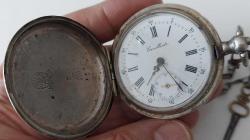 RUSYA OSMANLI DÖNEMİ EKCELLENTE MARKA ORİJİNAL ANTİK ANAHTAR KURMALI ZİNCİRLİ MUHTEŞEM BAKIMLI KAPAKLI GÜMÜŞ KASALI CEP SAATİ 1O1S1M1 ÇOK NADİR