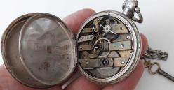 RUSYA OSMANLI DÖNEMİ EKCELLENTE MARKA ORİJİNAL ANTİK ANAHTAR KURMALI ZİNCİRLİ MUHTEŞEM BAKIMLI KAPAKLI GÜMÜŞ KASALI CEP SAATİ 1O1S1M1 ÇOK NADİR