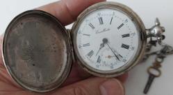 RUSYA OSMANLI DÖNEMİ EKCELLENTE MARKA ORİJİNAL ANTİK ANAHTAR KURMALI ZİNCİRLİ MUHTEŞEM BAKIMLI KAPAKLI GÜMÜŞ KASALI CEP SAATİ 1O1S1M1 ÇOK NADİR