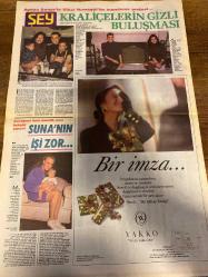 ŞEY HAFTALIK MAGAZİN GAZETESİ DOĞUM GÜNÜ HEDİYESİ  ( Turkish Newspaper ) - 23 ARALIK 1989 -TAM TAKIM 10 SAYFADIR -Serpil Çakmaklı-Berhan Şimşek-Aydan Şener-Sibel Turnagöl-Suna Yıldızoğlu-Gönül Yazar-Yaşar Alptekin-Sevim Şengönül-Muammer-Sezen Aksu-Perihan Savaş-Gökben-Nevra-Kenan Uluer-Haldun Dormen-Alper Ünal-Öztürk Serengil-Semra Özal-Perran Kutman-Neslihan-Mayoz-Mahçup Mağaldi-Abdullah Şahin-İlhan Daner-Emrah-Bekir Aksoy-Çiğdem-Hüseyin Can-Erkut Can-Nükhet Duru-Emel Sayın-Sibel Can-Demirel-Titreten sahneler-Aşk yatağında ihanet-Çıplakların gözdesinden nişan armağanı BMW otomobili-Önceki filmlerinde kendinden geçmişti-Kraliçelerin gizli buluşması-Suna’nın işi zor-Bu aşkın bittiğinin resmidir-Bakan yeğeninin vazgeçemediği çıplak-Ünlü modellerden veda gösterisi-Sahnede yutulur, teypte yutulmaz… Bilin bakalım bu nedir?-Bak şu İzmirli’nin yaptığına-Gökben’e doping ödül-Müzelik tablolar satışta-İmrendiren başarı-Nevra kulakları çınlattı-Cana can katan ziyaretler-Oryantalin 30 yıllık anası