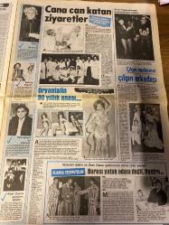 ŞEY HAFTALIK MAGAZİN GAZETESİ DOĞUM GÜNÜ HEDİYESİ  ( Turkish Newspaper ) - 23 ARALIK 1989 -TAM TAKIM 10 SAYFADIR -Serpil Çakmaklı-Berhan Şimşek-Aydan Şener-Sibel Turnagöl-Suna Yıldızoğlu-Gönül Yazar-Yaşar Alptekin-Sevim Şengönül-Muammer-Sezen Aksu-Perihan Savaş-Gökben-Nevra-Kenan Uluer-Haldun Dormen-Alper Ünal-Öztürk Serengil-Semra Özal-Perran Kutman-Neslihan-Mayoz-Mahçup Mağaldi-Abdullah Şahin-İlhan Daner-Emrah-Bekir Aksoy-Çiğdem-Hüseyin Can-Erkut Can-Nükhet Duru-Emel Sayın-Sibel Can-Demirel-Titreten sahneler-Aşk yatağında ihanet-Çıplakların gözdesinden nişan armağanı BMW otomobili-Önceki filmlerinde kendinden geçmişti-Kraliçelerin gizli buluşması-Suna’nın işi zor-Bu aşkın bittiğinin resmidir-Bakan yeğeninin vazgeçemediği çıplak-Ünlü modellerden veda gösterisi-Sahnede yutulur, teypte yutulmaz… Bilin bakalım bu nedir?-Bak şu İzmirli’nin yaptığına-Gökben’e doping ödül-Müzelik tablolar satışta-İmrendiren başarı-Nevra kulakları çınlattı-Cana can katan ziyaretler-Oryantalin 30 yıllık anası