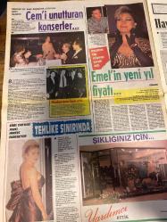ŞEY HAFTALIK MAGAZİN GAZETESİ DOĞUM GÜNÜ HEDİYESİ  ( Turkish Newspaper ) - 23 ARALIK 1989 -TAM TAKIM 10 SAYFADIR -Serpil Çakmaklı-Berhan Şimşek-Aydan Şener-Sibel Turnagöl-Suna Yıldızoğlu-Gönül Yazar-Yaşar Alptekin-Sevim Şengönül-Muammer-Sezen Aksu-Perihan Savaş-Gökben-Nevra-Kenan Uluer-Haldun Dormen-Alper Ünal-Öztürk Serengil-Semra Özal-Perran Kutman-Neslihan-Mayoz-Mahçup Mağaldi-Abdullah Şahin-İlhan Daner-Emrah-Bekir Aksoy-Çiğdem-Hüseyin Can-Erkut Can-Nükhet Duru-Emel Sayın-Sibel Can-Demirel-Titreten sahneler-Aşk yatağında ihanet-Çıplakların gözdesinden nişan armağanı BMW otomobili-Önceki filmlerinde kendinden geçmişti-Kraliçelerin gizli buluşması-Suna’nın işi zor-Bu aşkın bittiğinin resmidir-Bakan yeğeninin vazgeçemediği çıplak-Ünlü modellerden veda gösterisi-Sahnede yutulur, teypte yutulmaz… Bilin bakalım bu nedir?-Bak şu İzmirli’nin yaptığına-Gökben’e doping ödül-Müzelik tablolar satışta-İmrendiren başarı-Nevra kulakları çınlattı-Cana can katan ziyaretler-Oryantalin 30 yıllık anası