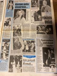 ŞEY HAFTALIK MAGAZİN GAZETESİ DOĞUM GÜNÜ HEDİYESİ  ( Turkish Newspaper ) - 18 KASIM 1989 -TAM TAKIM 10 SAYFADIR -Sibel Can-Meral Orhonsay-Sisi-Perihan-Yılmaz Zafer-Ajda Ali Bars-Emel-David Younnes-Melike Zobu-Nalim-Yasemin-Yeşim-İbrahim Tatlıses-Savaş Dinçel-Mehmet Akan-Hayati Hamzaoğlu-Habib Azarkan-Havva Kopan-Saadet Gürses-Gönül Yazar-Mustafa Yücedağ-Nil Ünal-Kamil Başaran-Cemal Süreya Sibel Can ailesini bile şaşırtıyor-Sahire Esengül-Zafer Şebap-Mine Mutlu-Nadya Smolik-Seyyal Begüm Özbek-Perihan Metin Serezli-Aydın Akbası-Sema Celebi-Akif Beki-Mazisini yakan kadın-Türk lokumluğundan mikrofon kontesliğine-Evliliği bile yozlaştırmadı-Sisi’nin son kurbanı-Hangi yüzle çocuğuna bakacak-Utandıran evliler-Çingenenin şerefine çın çın-Merak etmeyin gerektiğinde yetişirim-Fosforlu Cevriye’nin kerameti-Devlet Tiyatroları Anadolu’da-İğrenç ilişkiler-Cin olmadan şeytan çarpma-Cici kızın iki yüzü-Terör Babıali’de-Şehidimizi kalbimize gömdük-Gerçek suçlu kim-Bir cümleyle-Haftanın çizgisi Enflasyo