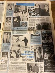 ŞEY HAFTALIK MAGAZİN GAZETESİ DOĞUM GÜNÜ HEDİYESİ  ( Turkish Newspaper ) - 9 ARALIK 1989 -TAM TAKIM 10 SAYFADIR -Nazan Şoray-Atila Özdemiroğlu-Müjde Ar-Uğur Yücel-İbrahim Tatlıses-Emrah-Binnaz Avcı-Seyyal Taner-Nejat Alp-Zeki Müren-Genco Erkal-Hülya Avşar-Ali Selma-Tarık Akan-Zuhal Olcay-Kadir İnanır-Hülya-Fikret Hakan-Ersan Tekin-Alaattin Dede-Saadet Gürses-Ferhan-Nevra Serezli-Nilüfer-Burçin-Serdar Gökhan-Ayşe Tunalı-Korkutan itiraflar-Günah kitabındaki ölümsüz sırlar-Sırlarım benimle ölmeyecek-Müzmin aşkta ilk sınav-Sürpriz ortaklık-Tatlıses politik turda-Yaşı yaşına boyu boyuna-Seyyal’e zaman işlemiyor-En büyük Kibariye mi-Coşkun ilk kez milli-Dinimize küfreden Müslüman olsa-Sanat güneşinden sürpriz kaset-Her şeye rağmen çok mutluyum-Erkeğinin yüzünü kızartıyor-Uyanık Ali’den şaşırtan cesaret-Selma’nın yakışıklı koruması-Şıklığınız için-Ve Tarık düşünce suçlusu-Öyle bir dünya ki olmuyor Sayın Akbulut-Bir cümleyle-Haftanın çizgisi Enflasyon