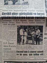 Ulus Gazetesi - Turkish Newspaper - 15 Eylül 1959 - yeni bir kanun teklifi üzerine yazan Yakup Kadri Karaosmanoğlu Başmakale - Kruşçef Amerika yolunda -  Demokrat Parti için düşüş mukadderdir - kavaklıdere'de Amerikan bankası'na doğru akan su terkos mudur yoksa mikroplu mudur fotoğraf - İsmet İnönü'nün başkanlığında yapılan toplantı - geyikli olayı görüşüldü ve heyet gönderilmesine karar verildi - İzmir'de Demokrat Partililer arasında kavga - Bella'nın ölümü çeviren Bilge Karasu Yazı Dizisi - Yunanistan'ın müşterek pazara kabulü katileşti - Grivas Makarios'la buluşmuyor - Yeter artık yazan Emil Galip Sandalcı - beyrut'a gidecek kafilede sporcu milletvekili yokmuş - radyo programı - Ankara sinema programı - Fenerbahçe Peşte'de Szeget'le oynuyor - Csepel kafile başkanı Fenerbahçeyi yeneceğiz diyor - Milli Lig başlarken dört Ankara takımının durumu fotoğraf - Ekrem Koçak Cahit Önel Ve Yordanidis Bükreş kafilesine alındı
