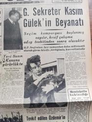 Yeni Ulus Gazetesi - Turkish Newspaper - 18 Mart 1954 - Demokrat Partide fikir ve prensip yazan Hüseyin Cahit Yalçın Başmakale - İstanbul'a giden CHP genel başkanı İsmet İnönü uçaktan inerken yapılan tezahürata mukabele ediyor fotoğraf - borçlu olduğumuz memleketler - genel sekreter Kasım Gülek'in beyanatı - şehir gene kahvesiz mi kalacak - Ankara'ya gelen NATO Güneydoğu Avrupa Kara Kuvvetleri komutanı Kendall fotoğraf - Kalecik hukuk Yargıcı M. İhsan İnan CHP'ye girdi - Alman dostluğunun değeri yazan Nihat Erim - cumhurbaşkanına hakaret ettiği iddiasıyla Tevkif edilen Özdemir Evliyazadenin dün ifadesi alındı fotoğraf - Eskimolar çeviren Rahşan Ecevit Yazı Dizisi - Nazım Hikmet - tarih ve devrimler yazan Bülent Ecevit - eski pilot ve iki çocuk babası Bob Covel nasıl kadın oldu fotoğraf - avanak komedisinin son provalarından bir sahne Melek Gün ile Şahap Akalın Fotoğrafı - Willys sıhhi imdat arabası - Güven otobüsleri - Moliere hastalık hastası - Konya Meram lokantası - Volfram