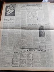 Yeni Ulus Gazetesi - Turkish Newspaper - 18 Mart 1954 - Demokrat Partide fikir ve prensip yazan Hüseyin Cahit Yalçın Başmakale - İstanbul'a giden CHP genel başkanı İsmet İnönü uçaktan inerken yapılan tezahürata mukabele ediyor fotoğraf - borçlu olduğumuz memleketler - genel sekreter Kasım Gülek'in beyanatı - şehir gene kahvesiz mi kalacak - Ankara'ya gelen NATO Güneydoğu Avrupa Kara Kuvvetleri komutanı Kendall fotoğraf - Kalecik hukuk Yargıcı M. İhsan İnan CHP'ye girdi - Alman dostluğunun değeri yazan Nihat Erim - cumhurbaşkanına hakaret ettiği iddiasıyla Tevkif edilen Özdemir Evliyazadenin dün ifadesi alındı fotoğraf - Eskimolar çeviren Rahşan Ecevit Yazı Dizisi - Nazım Hikmet - tarih ve devrimler yazan Bülent Ecevit - eski pilot ve iki çocuk babası Bob Covel nasıl kadın oldu fotoğraf - avanak komedisinin son provalarından bir sahne Melek Gün ile Şahap Akalın Fotoğrafı - Willys sıhhi imdat arabası - Güven otobüsleri - Moliere hastalık hastası - Konya Meram lokantası - Volfram