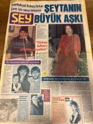 ŞEY HAFTALIK MAGAZİN GAZETESİ DOĞUM GÜNÜ HEDİYESİ  ( Turkish Newspaper ) - 2 MART 1990 -TAM TAKIM 10 SAYFADIR -Rıdvan Dilmen-Türkan Şoray-Tanju Çolak-Sevtap Parman-Mine Mutlu-Hadi Çaman-Nilgün Akçaoğlu-Hakan Kalkavan-Melike Zobu-Sevim Egesoy-Menderes Türel-Nigar Uluer-Hülya Süer-Ayşegül Aldinç-Mehmet Teoman-Binnaz Avcı-Nilüfer-Zuhal Olcay-Adnan Senses-Tolga Han-Burhan Özhon-Hülya Süer-Mustafa Sargılı-İpek Pınar-Gönül Öner-Ercan Turgut-Fettan Neşe-Adnan Senses-Dursun Ayan-Harika Avcı-Sibel Gökçe-Gülşen Oraloğlu-Cengay Gürün-Erol Büyükburç-Emel Aydın-Dünya Yıldız-Serap Mutlu Aladogan-Şeytanın büyük aşkı-Türkan Sultan’ı gördüm çarpıldım-Bu mutluluk nazardan korkuyor-Rıdvan’la şöhret arayan kadın-Anarşist güzel-Ve Mine Mutlu bıçak altında-Gizli evliliğe baba engeli-Kalp krizinin nedeni bu kadın-Reklamla ortaya çıkan aşk-Çözülemeyen sır-Bir hüsrana daha hazırlanın-Beatles’in hayali Türkiye’de-Sezen Aksu ne yaratmak istiyor-Sokollu Almanya’da-Çoban ressamdan Anadolu resimleri-Çaltolu’nun res