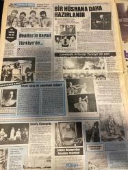 ŞEY HAFTALIK MAGAZİN GAZETESİ DOĞUM GÜNÜ HEDİYESİ  ( Turkish Newspaper ) - 2 MART 1990 -TAM TAKIM 10 SAYFADIR -Rıdvan Dilmen-Türkan Şoray-Tanju Çolak-Sevtap Parman-Mine Mutlu-Hadi Çaman-Nilgün Akçaoğlu-Hakan Kalkavan-Melike Zobu-Sevim Egesoy-Menderes Türel-Nigar Uluer-Hülya Süer-Ayşegül Aldinç-Mehmet Teoman-Binnaz Avcı-Nilüfer-Zuhal Olcay-Adnan Senses-Tolga Han-Burhan Özhon-Hülya Süer-Mustafa Sargılı-İpek Pınar-Gönül Öner-Ercan Turgut-Fettan Neşe-Adnan Senses-Dursun Ayan-Harika Avcı-Sibel Gökçe-Gülşen Oraloğlu-Cengay Gürün-Erol Büyükburç-Emel Aydın-Dünya Yıldız-Serap Mutlu Aladogan-Şeytanın büyük aşkı-Türkan Sultan’ı gördüm çarpıldım-Bu mutluluk nazardan korkuyor-Rıdvan’la şöhret arayan kadın-Anarşist güzel-Ve Mine Mutlu bıçak altında-Gizli evliliğe baba engeli-Kalp krizinin nedeni bu kadın-Reklamla ortaya çıkan aşk-Çözülemeyen sır-Bir hüsrana daha hazırlanın-Beatles’in hayali Türkiye’de-Sezen Aksu ne yaratmak istiyor-Sokollu Almanya’da-Çoban ressamdan Anadolu resimleri-Çaltolu’nun res