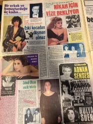 ŞEY HAFTALIK MAGAZİN GAZETESİ DOĞUM GÜNÜ HEDİYESİ  ( Turkish Newspaper ) - 2 MART 1990 -TAM TAKIM 10 SAYFADIR -Rıdvan Dilmen-Türkan Şoray-Tanju Çolak-Sevtap Parman-Mine Mutlu-Hadi Çaman-Nilgün Akçaoğlu-Hakan Kalkavan-Melike Zobu-Sevim Egesoy-Menderes Türel-Nigar Uluer-Hülya Süer-Ayşegül Aldinç-Mehmet Teoman-Binnaz Avcı-Nilüfer-Zuhal Olcay-Adnan Senses-Tolga Han-Burhan Özhon-Hülya Süer-Mustafa Sargılı-İpek Pınar-Gönül Öner-Ercan Turgut-Fettan Neşe-Adnan Senses-Dursun Ayan-Harika Avcı-Sibel Gökçe-Gülşen Oraloğlu-Cengay Gürün-Erol Büyükburç-Emel Aydın-Dünya Yıldız-Serap Mutlu Aladogan-Şeytanın büyük aşkı-Türkan Sultan’ı gördüm çarpıldım-Bu mutluluk nazardan korkuyor-Rıdvan’la şöhret arayan kadın-Anarşist güzel-Ve Mine Mutlu bıçak altında-Gizli evliliğe baba engeli-Kalp krizinin nedeni bu kadın-Reklamla ortaya çıkan aşk-Çözülemeyen sır-Bir hüsrana daha hazırlanın-Beatles’in hayali Türkiye’de-Sezen Aksu ne yaratmak istiyor-Sokollu Almanya’da-Çoban ressamdan Anadolu resimleri-Çaltolu’nun res