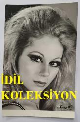 YEŞİLÇAM OYUNCUSU PERVİN PAR'IN ORİJİNAL FOTOĞRAFI - 14 x 9 cm EBADINDA - PERVİN PAR, STÜDYODA POZ VERİRKEN ÇEKİLMİŞ NET KALİTEDE BİR FOTOĞRAF. STÜDYO TAÇ