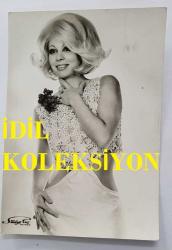 YEŞİLÇAM OYUNCUSU PERVİN PAR'IN ORİJİNAL FOTOĞRAFI - 14 x 9 cm EBADINDA - PERVİN PAR, STÜDYODA POZ VERİRKEN ÇEKİLMİŞ NET KALİTEDE BİR FOTOĞRAF. STÜDYO TAÇ