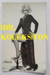 YEŞİLÇAM OYUNCUSU PERVİN PAR'IN ORİJİNAL FOTOĞRAFI - 13,5 x 8,5 cm EBADINDA - PERVİN PAR, STÜDYODA POZ VERİRKEN ÇEKİLMİŞ NET KALİTEDE BİR FOTOĞRAF. STÜDYO TAÇ