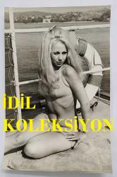 YEŞİLÇAM OYUNCUSU PERVİN PAR'IN ORİJİNAL FOTOĞRAFI - 17 x 11 cm EBADINDA - PERVİN PAR, MAYOSUYLA DENİZ KENARINDA POZ VERİRKEN ÇEKİLMİŞ BİR KARE