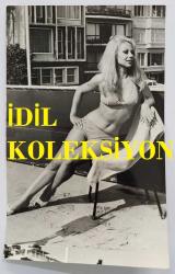 YEŞİLÇAM OYUNCUSU PERVİN PAR'IN ORİJİNAL FOTOĞRAFI - 17 x 11 cm EBADINDA - PERVİN PAR, MAYOSUYLA SANDALYE ÜZERİNDE POZ VERİRKEN ÇEKİLMİŞ BİR KARE