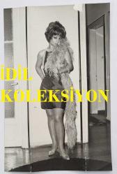 YEŞİLÇAM OYUNCUSU PERVİN PAR'IN ORİJİNAL FOTOĞRAFI - 17 x 11 cm EBADINDA - PERVİN PAR, ŞIK ELBİSESİYLE EVİNDE POZ VERİRKEN ÇEKİLMİŞ BİR KARE