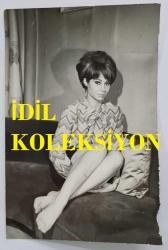 YEŞİLÇAM OYUNCUSU PERVİN PAR'IN ORİJİNAL FOTOĞRAFI - 18 x 13 cm EBADINDA - PERVİN PAR, EVİNDE KOLTUĞUN ÜZERİNDE POZ VERİRKEN ÇEKİLMİŞ BİR KARE