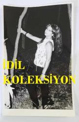 YEŞİLÇAM OYUNCUSU PERVİN PAR'IN ORİJİNAL FOTOĞRAFI - 18 x 13 cm EBADINDA - PERVİN PAR, AKŞAM KARANLIĞINDA AĞACA TUTUNUP POZ VERİRKEN ÇEKİLMİŞ BİR KARE