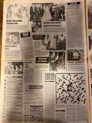 ŞEY HAFTALIK MAGAZİN GAZETESİ DOĞUM GÜNÜ HEDİYESİ  ( Turkish Newspaper ) - 1 HAZİRAN 1990 -TAM TAKIM 10 SAYFADIR -Hülya Avşar-Türkan Şoray-Nazan Şoray-Turan Çevik-Münevver Şoray-Serpil Çakmaklı-Sevim Egesoy-Seren Serengil-Perihan Savaş-Yılmaz Tarifer-Deniz Akbulut-Ferdi Özbeğen-Zerrin Özer-Zuhal Olcay-Haluk Bilginer-Ahmet Leventoğlu-Güler Akgül-Türkan Torumtay-Zeki Arslan-Atilla Manizade-Resam Öztürk-Harika Avcı-Emel Sayın-Nilüfer-Engin Cezzar-Nazmiye Demirel-Sümer Oral-Ünlü Büyüköngenç-Ahmet Kaya-Ruhi Su-Mine Mutlu-Gönül Yazar-Vahli Koç-Şehri Bayer-Vehbi Koç-Zehra Hatipoğlu-Gülden Erdal-Bercis Merova-Deniz Kurtaran-Zaher Sadıkoğlu-Serpil Çakmaklı reklam uğruna şöhretini yitirecek-Uğursuz nişan-Sibel’in annelik ızdırabı-İzmir’de aşk düellosu-Türkan Şoray’a kardeş kazığı-Ana kuzusu Seren-Doğum günündeki rezil konuk-Hırsızlık iddiası-2. sınıf gazinoya paydos-Ferdi dünya vatandaşı-Ürküten hırs-Bu rekor başka rekor-Yaptığınız işten keyif almak çok önemli-Türkan Torumtay’dan son dönem resim
