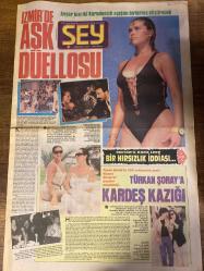 ŞEY HAFTALIK MAGAZİN GAZETESİ DOĞUM GÜNÜ HEDİYESİ  ( Turkish Newspaper ) - 1 HAZİRAN 1990 -TAM TAKIM 10 SAYFADIR -Hülya Avşar-Türkan Şoray-Nazan Şoray-Turan Çevik-Münevver Şoray-Serpil Çakmaklı-Sevim Egesoy-Seren Serengil-Perihan Savaş-Yılmaz Tarifer-Deniz Akbulut-Ferdi Özbeğen-Zerrin Özer-Zuhal Olcay-Haluk Bilginer-Ahmet Leventoğlu-Güler Akgül-Türkan Torumtay-Zeki Arslan-Atilla Manizade-Resam Öztürk-Harika Avcı-Emel Sayın-Nilüfer-Engin Cezzar-Nazmiye Demirel-Sümer Oral-Ünlü Büyüköngenç-Ahmet Kaya-Ruhi Su-Mine Mutlu-Gönül Yazar-Vahli Koç-Şehri Bayer-Vehbi Koç-Zehra Hatipoğlu-Gülden Erdal-Bercis Merova-Deniz Kurtaran-Zaher Sadıkoğlu-Serpil Çakmaklı reklam uğruna şöhretini yitirecek-Uğursuz nişan-Sibel’in annelik ızdırabı-İzmir’de aşk düellosu-Türkan Şoray’a kardeş kazığı-Ana kuzusu Seren-Doğum günündeki rezil konuk-Hırsızlık iddiası-2. sınıf gazinoya paydos-Ferdi dünya vatandaşı-Ürküten hırs-Bu rekor başka rekor-Yaptığınız işten keyif almak çok önemli-Türkan Torumtay’dan son dönem resim