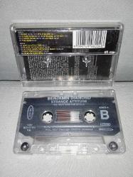 Kaset Benjamin Diamond strange attitude albümü. Orijinal. Kartonetin sayfaları eksik. Kaset sorunsuz çalışıyor.