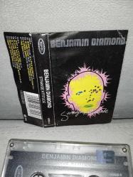 Kaset Benjamin Diamond strange attitude albümü. Orijinal. Kartonetin sayfaları eksik. Kaset sorunsuz çalışıyor.