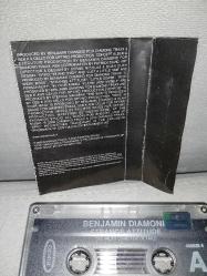 Kaset Benjamin Diamond strange attitude albümü. Orijinal. Kartonetin sayfaları eksik. Kaset sorunsuz çalışıyor.