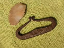 KAV ÇAKMAĞI,  Osmanlı Dönemi Patinesini Almış KAV ÇAKMAĞI ve Çakmak Taşı. 7 x 3 cm.