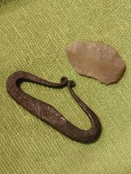 KAV ÇAKMAĞI,  Osmanlı Dönemi Patinesini Almış KAV ÇAKMAĞI ve Çakmak Taşı. 7 x 3 cm.