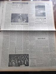 Yeni Ulus Gazetesi - Turkish Newspaper - 26 Şubat 1954 - kardeş Parti yazan Hüseyin Cahit Yalçın Başmakale - CHP olağanüstü kurultayı Dün toplandı - İsmet İnönü'nün kurultay delegelerine hitabesi fotoğraf - İsmet İnönü bir seçimlere ciddi bir vazife hissi ile gireceğiz dedi - Bini aşkın delegenin katıldığı kurultay toplantısında Kasım Gülek önemli bir konuşma yaptı - İsmet İnönü delegelerin büyük tezahüratı arasında kurultaya gelirken fotoğraf - Suriye'de General Edip Çiçekli istifa etti - Mısır'daki gelişme yazan Nihat Erim - Eskimolar çeviren Rahşan Ecevit Yazı Dizisi - Zihni Betil'in Adalet bütçesinde tenkitleri - Ertuğrul Akça mahkum oldu - Pakistan'a yardım hakkında cevap - buzlar boğazı tamamen kapladı - Mükellef'in bahtı yazan Bülent Ecevit - Martine Carol neler anlattı - Kadirli'de de Demokrat Parti çöküyor - karikatürler - Ankara İstanbul Radyosu Programı - Ordulararası futbol şampiyonasına talep - 3 boyutlu film canavarlar sarayı büyük sinemada - Havagücü Güneş maçında hadise