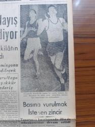 Yeni Ulus Gazetesi - Turkish Newspaper - 27 Şubat 1954 - Bir devlet adamı konuştu yazan Hüseyin Cahit Yalçın Başmakale - Cumhuriyet Halk Partisi'nin örnek tesanüdü - kurultay tam bir olgunluk ve anlayış havası içinde başarıyla devam ediyor - İsmet İnönü CHP kurultayında görüşmeleri takip ediyor fotoğraf - Koşucu Marquette bir millik yarışı birincilikle bitiriyor fotoğraf - İngiltere'de çocuklar arasında yapılan denizkızı yüzme müsabakasında birinciliği Celia Sandys kazandı fotoğraf - İstanbul limanını ve boğazı baştanbaşa buzlar kapladı - Sayın İnönü'nün nutku yazan Nihat Erim - General Edip Çiçekli Suriye'den Lübnan'a hareket etti - kadınlar Birliği toplantısı - Eskimolar çeviren Rahşan Ecevit Yazı Dizisi - Muhammed Ali'nin Nehru'ya sürprizi - İki Mayıs İki Zihniyet Yazan Vedat Dicleli - Yunan Gökü 1 NATO manevrası - devlet operamızın sanatkar ve rejisörlerinden Vedat Gürten Roma'da fotoğraf - Ordu futbol takımı - Fenerbahçe Galatasaray ve Beşiktaş Ankara'ya gelmek istiyor
