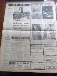 Yeni Ulus Gazetesi - Turkish Newspaper - 27 Şubat 1954 - Bir devlet adamı konuştu yazan Hüseyin Cahit Yalçın Başmakale - Cumhuriyet Halk Partisi'nin örnek tesanüdü - kurultay tam bir olgunluk ve anlayış havası içinde başarıyla devam ediyor - İsmet İnönü CHP kurultayında görüşmeleri takip ediyor fotoğraf - Koşucu Marquette bir millik yarışı birincilikle bitiriyor fotoğraf - İngiltere'de çocuklar arasında yapılan denizkızı yüzme müsabakasında birinciliği Celia Sandys kazandı fotoğraf - İstanbul limanını ve boğazı baştanbaşa buzlar kapladı - Sayın İnönü'nün nutku yazan Nihat Erim - General Edip Çiçekli Suriye'den Lübnan'a hareket etti - kadınlar Birliği toplantısı - Eskimolar çeviren Rahşan Ecevit Yazı Dizisi - Muhammed Ali'nin Nehru'ya sürprizi - İki Mayıs İki Zihniyet Yazan Vedat Dicleli - Yunan Gökü 1 NATO manevrası - devlet operamızın sanatkar ve rejisörlerinden Vedat Gürten Roma'da fotoğraf - Ordu futbol takımı - Fenerbahçe Galatasaray ve Beşiktaş Ankara'ya gelmek istiyor