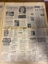 HAFTA SONU GAZETESİ DOĞUM GÜNÜ HEDİYESİ  ( Turkish Newspaper ) - 26 HAZİRAN 1969 -TAM TAKIM 10 SAYFADIR -Fatma Girik-Cüneyt Arkın-Nevin Pere-Memduh Ün-Hülya Koçyiğit-Ziya Taşkent-Selda Alkor-Nilüfer Aydan-Ajda Pekkan-Gülsün Kamu-Fikret Hakan-Ümit Şener-Gönül Akkor-Sevim Tanürek-Kuzey Vargın-Sevim Tuna-Orkestra Şefi Şerif Özer-Neşe Can-Mylene Demongeot-Liz Taylor-Elke Sommer-Gerçep Mutlu-Ateş Böcekleri-Süreyya-Muzaffer Tema-Ülkü Aker-Selahaddin Sarıkaya-Fatih Baldivin-Advi Nihad-Nuray Tüzün-Müze Koşan-Udi Metin Bükey-Tanju Okan-Yavuz Kolçak-Tom Jones-Kerem Gürpınar-Hayri-Coşkun Tönger-Gamze-Dercalina Tönger-Kim Alper-Seher Şeniz-Harbi Gülay-Tony Pineli-Zeki Müren-Nazan Soray-Kerem Güney-Şeytap Çetinkale-Gonca Gül-Halit Arapoğlu-Ferdi Coşkuner-Paki Er-Nuran Özer-Kendimi talihin yelkenine bıraktım-Erdek-Zeki Müren Köşesi-Nilüfer Aydan dansözlüğü kabul etmedi-Gülsün Kamu kocasının sevgilisiyle kavga etti-Artistlerin maçı küfürlerle bitti-Fikret Hakan’ın kolu çıktı-Necla İz’in hatıraları-Üm