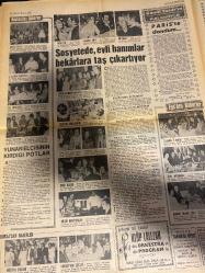HAFTA SONU GAZETESİ DOĞUM GÜNÜ HEDİYESİ  ( Turkish Newspaper ) - 26 HAZİRAN 1969 -TAM TAKIM 10 SAYFADIR -Fatma Girik-Cüneyt Arkın-Nevin Pere-Memduh Ün-Hülya Koçyiğit-Ziya Taşkent-Selda Alkor-Nilüfer Aydan-Ajda Pekkan-Gülsün Kamu-Fikret Hakan-Ümit Şener-Gönül Akkor-Sevim Tanürek-Kuzey Vargın-Sevim Tuna-Orkestra Şefi Şerif Özer-Neşe Can-Mylene Demongeot-Liz Taylor-Elke Sommer-Gerçep Mutlu-Ateş Böcekleri-Süreyya-Muzaffer Tema-Ülkü Aker-Selahaddin Sarıkaya-Fatih Baldivin-Advi Nihad-Nuray Tüzün-Müze Koşan-Udi Metin Bükey-Tanju Okan-Yavuz Kolçak-Tom Jones-Kerem Gürpınar-Hayri-Coşkun Tönger-Gamze-Dercalina Tönger-Kim Alper-Seher Şeniz-Harbi Gülay-Tony Pineli-Zeki Müren-Nazan Soray-Kerem Güney-Şeytap Çetinkale-Gonca Gül-Halit Arapoğlu-Ferdi Coşkuner-Paki Er-Nuran Özer-Kendimi talihin yelkenine bıraktım-Erdek-Zeki Müren Köşesi-Nilüfer Aydan dansözlüğü kabul etmedi-Gülsün Kamu kocasının sevgilisiyle kavga etti-Artistlerin maçı küfürlerle bitti-Fikret Hakan’ın kolu çıktı-Necla İz’in hatıraları-Üm