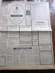 Ulus Gazetesi - Turkish Newspaper - 14 Nisan 1957 - İki partinin birleşmesi yazan Hüseyin Cahit Yalçın Başmakale - İçişleri Bakanı Namık Gedik ile Emniyet genel müdürü Kemal Aygün aniden İstanbul'a gittiler - 6. Deniz piyadeleri Kumtepe kıyılarına beşinci dalgayı çıkarıyor fotoğraf - Vefa Ankara şampiyonu ankaragücü'ne 3-2 yenildi fotoğraf - Ratip Tahir Burak'a Dün de yüzlerce telgraf çekildi - Yeni Halk gazetesi toplatıldı - CHP Gülveren ocak başkanı Ali Gürbüz 10 ay hapse mahkum oldu - Kasım Gülek bu sabah İstanbul'a gidiyor - Turgut Göle'nin dokunulmazlığı meclisin gündeminde - NATO harekatı başarılı oldu - kavaklıdere'de Amerikalı Çavuş Alwin R. Bohrer evinde yanarak öldü fotoğraf - İzmir at yarışları tahminleri - Devlet kuşu yazan Orhan Kemal Yazı Dizisi - kahramanlık günü yazan Yakup Kadri Karaosmanoğlu - Ankara'da 24 saat sinema tiyatro programı - Shepilov Amerikan müziğine çatıyor - hayber fedaileri büyük sinemada - Tanca kaçakçıları Nur sinemasında - Fenerbahçe İstanbulspor