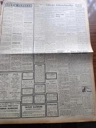 Ulus Gazetesi - Turkish Newspaper - 14 Nisan 1957 - İki partinin birleşmesi yazan Hüseyin Cahit Yalçın Başmakale - İçişleri Bakanı Namık Gedik ile Emniyet genel müdürü Kemal Aygün aniden İstanbul'a gittiler - 6. Deniz piyadeleri Kumtepe kıyılarına beşinci dalgayı çıkarıyor fotoğraf - Vefa Ankara şampiyonu ankaragücü'ne 3-2 yenildi fotoğraf - Ratip Tahir Burak'a Dün de yüzlerce telgraf çekildi - Yeni Halk gazetesi toplatıldı - CHP Gülveren ocak başkanı Ali Gürbüz 10 ay hapse mahkum oldu - Kasım Gülek bu sabah İstanbul'a gidiyor - Turgut Göle'nin dokunulmazlığı meclisin gündeminde - NATO harekatı başarılı oldu - kavaklıdere'de Amerikalı Çavuş Alwin R. Bohrer evinde yanarak öldü fotoğraf - İzmir at yarışları tahminleri - Devlet kuşu yazan Orhan Kemal Yazı Dizisi - kahramanlık günü yazan Yakup Kadri Karaosmanoğlu - Ankara'da 24 saat sinema tiyatro programı - Shepilov Amerikan müziğine çatıyor - hayber fedaileri büyük sinemada - Tanca kaçakçıları Nur sinemasında - Fenerbahçe İstanbulspor