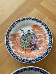 Çin El Boyaması “Fu Lu Shou” Porselen Tabak (3 Şans Tanrısı Temalı, Koleksiyonluk)