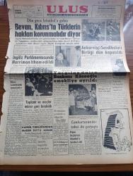 Ulus Gazetesi - Turkish Newspaper - 21 Nisan 1957 - Kıbrıs meselesinde mesuliyetler yazan Hüseyin Cahit Yalçın - dün gece İstanbul'a gelen İngiliz muhalefet parti ileri gelenlerinden Bevan Kıbrıs'ta Türklerin hakları korunmalıdır diyor - İngiliz parlamentosunda Harriman itham edildi - Ankara İşçi sendikaları Birliği Dün kapatıldı - adalet bakanı Hüseyin Avni Göktürk'ün emriyle Yargıtay daire Başkanı Cemal Köseoğlu emekliye ayrıldı fotoğraf - İstanbul'da coplu ve gaz bombalı ekipler ve atlı polisler devriye geziyor - kapsül yokluğundan maden suyu azaldı - Devlet kuşu yazan Orhan Kemal Yazı Dizisi - kaybettiklerimiz rahmetli Nazmi Toker - Türkiye'den habersiz Türk edebiyatı - atom ve Serap yazan Yakup Kadri Karaosmanoğlu - Ankara'da 24 saat sinema tiyatro programı - İstanbul'da televizyon yazan Adalet Cimcoz - Yasak aşk yazan W. Somerset Maugham Yazı Dizisi - İsveç J.İ.G. takımı Yolspor'a 3 1 yenildi fotoğraf - Eşfak Aykaç'a İstanbulspor'a talip - Beşiktaş transfere 100 bin lira ayırıyor