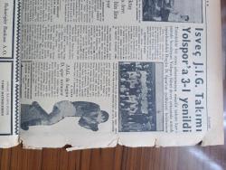 Ulus Gazetesi - Turkish Newspaper - 21 Nisan 1957 - Kıbrıs meselesinde mesuliyetler yazan Hüseyin Cahit Yalçın - dün gece İstanbul'a gelen İngiliz muhalefet parti ileri gelenlerinden Bevan Kıbrıs'ta Türklerin hakları korunmalıdır diyor - İngiliz parlamentosunda Harriman itham edildi - Ankara İşçi sendikaları Birliği Dün kapatıldı - adalet bakanı Hüseyin Avni Göktürk'ün emriyle Yargıtay daire Başkanı Cemal Köseoğlu emekliye ayrıldı fotoğraf - İstanbul'da coplu ve gaz bombalı ekipler ve atlı polisler devriye geziyor - kapsül yokluğundan maden suyu azaldı - Devlet kuşu yazan Orhan Kemal Yazı Dizisi - kaybettiklerimiz rahmetli Nazmi Toker - Türkiye'den habersiz Türk edebiyatı - atom ve Serap yazan Yakup Kadri Karaosmanoğlu - Ankara'da 24 saat sinema tiyatro programı - İstanbul'da televizyon yazan Adalet Cimcoz - Yasak aşk yazan W. Somerset Maugham Yazı Dizisi - İsveç J.İ.G. takımı Yolspor'a 3 1 yenildi fotoğraf - Eşfak Aykaç'a İstanbulspor'a talip - Beşiktaş transfere 100 bin lira ayırıyor