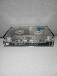 Kaset Metallica Load albümü. Orijinal. Kaset üzerindeki yazıları silinmiş orijinaldir. baştan sona sorunsuz çalışıyor.