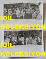 TÜRKİYE CUMHURİYETİ 9. CUMHURBAŞKANI SÜLEYMAN DEMİREL'İN ORİJİNAL 2'Lİ FOTOĞRAF SETİ - 18 x 12 cm EBADINDA - SÜLEYMAN DEMİREL 12 EYLÜL DARBESİNDEN SONRA MECBURİ İKAHMET İÇİN GİDECEĞİ ÇANAKKALE'YE OTOMOBİLİNİN YANINDA PARTİLİLER TARAFINDAN UĞURLANIRKEN ÇEKİLMİŞ 2 FARKLI KARE