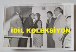 TÜRKİYE CUMHURİYETİ 9. CUMHURBAŞKANI SÜLEYMAN DEMİREL'İN ORİJİNAL 2'Lİ FOTOĞRAF SETİ - 18 x 12 cm EBADINDA - SÜLEYMAN DEMİREL 12 EYLÜL DARBESİNDEN SONRA MECBURİ İKAHMET İÇİN GİDECEĞİ ÇANAKKALE'YE EVLERİNİN KAPISINDAN EŞİ NAZMİYE DEMİREL TARAFINDAN ÖPÜLEREK UĞURLANIRKEN ÇEKİLMİŞ 2 FARKLI KARE