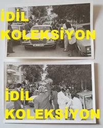 TÜRKİYE CUMHURİYETİ 9. CUMHURBAŞKANI SÜLEYMAN DEMİREL'İN ORİJİNAL 2'Lİ FOTOĞRAF SETİ - 18 x 12 cm EBADINDA - SÜLEYMAN DEMİREL 12 EYLÜL DARBESİNDEN SONRA MECBURİ İKAHMET İÇİN ÇANAKKALE'YE GİDERKEN EVLERİNİN ÖNÜNDEN BİNDİĞİ 34 E 8868 PLAKALI MERCEDES MARKA OTOMOBİLİN YOLDA İLERLEDİĞİ ANLARDA ÇEKİLMİŞ 2 FARKLI KARE