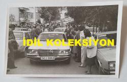 TÜRKİYE CUMHURİYETİ 9. CUMHURBAŞKANI SÜLEYMAN DEMİREL'İN ORİJİNAL 2'Lİ FOTOĞRAF SETİ - 18 x 12 cm EBADINDA - SÜLEYMAN DEMİREL 12 EYLÜL DARBESİNDEN SONRA MECBURİ İKAHMET İÇİN ÇANAKKALE'YE GİDERKEN EVLERİNİN ÖNÜNDEN BİNDİĞİ 34 E 8868 PLAKALI MERCEDES MARKA OTOMOBİLİN YOLDA İLERLEDİĞİ ANLARDA ÇEKİLMİŞ 2 FARKLI KARE